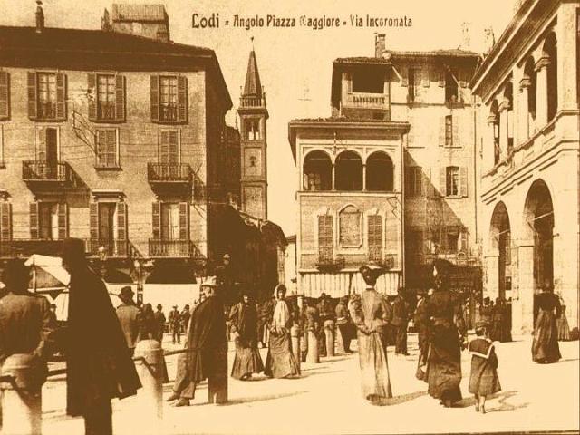 la piazza 2.JPG